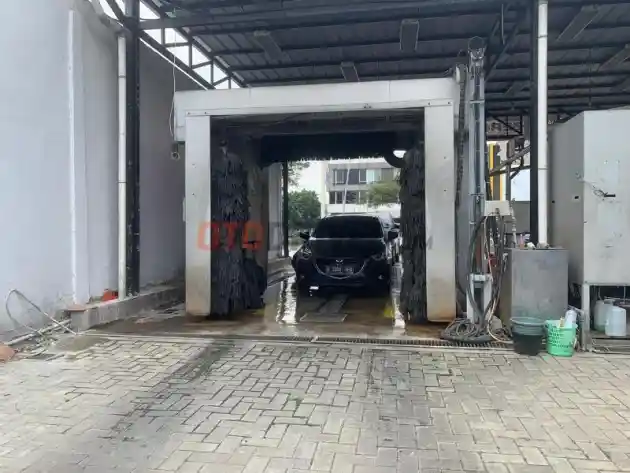 Foto - Cuci Mobil Otomatik Bikin Bodi Mobil Baret?