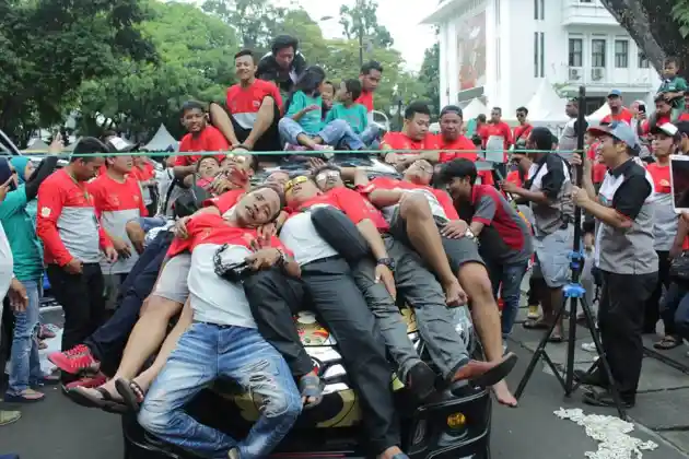 Foto - Ulang Tahun Komunitas Avanza ini Bikin Balai Kota Bandung Meriah