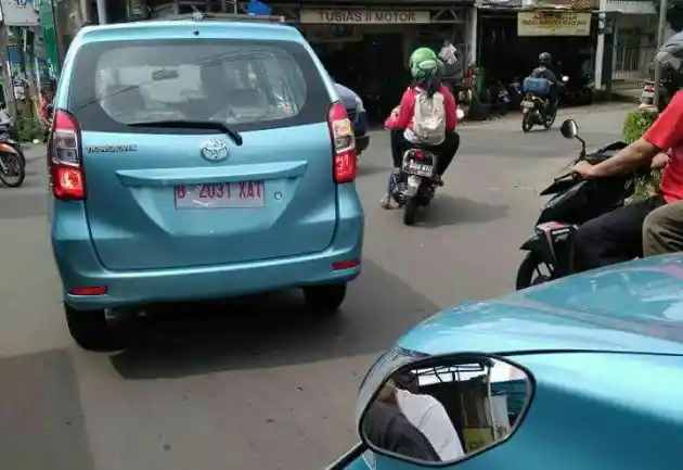 Foto - Toyota Avanza Transmover Tampak Siap Jadi Taksi