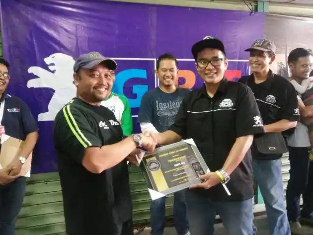 Foto - Peugeot 306 Community Dukung dan Apresiasi Pembalapnya di Balap Turing Sentul