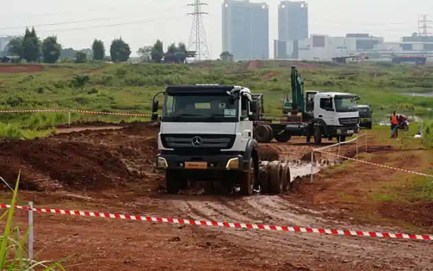 Foto - Mencoba Fitur Andalan Axor Euro4 Di Medan Off-Road