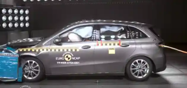 Foto - VIDEO: Crash Test Mercedes-Benz B-Class 2019 (Euro NCAP)