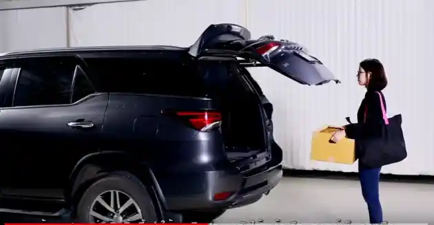 Foto - VIDEO: Toyota Fortuner Pakai Pintu Bagasi Otomatis Sebagai Aksesoris