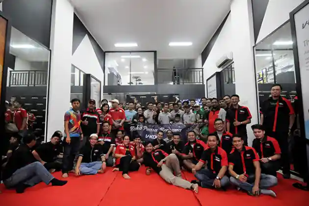 Foto - Berbagai Komunitas Bukber di Dealer Kaca Film V-Kool Bekasi