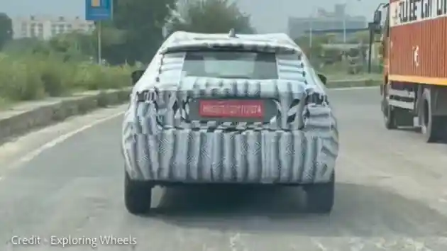 Foto - VIDEO: Spy Shot Suzuki Baleno Cross Di Jalanan Rusak India