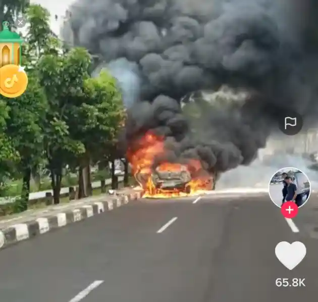 Foto - Melihat Beberapa Kemungkinan Baleno Hatchback Terbakar, Padahal Baru Keluar Dealer