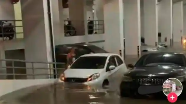 Foto - Cek Dulu, Ini Tanda Mobil Bekas Terendam Banjir