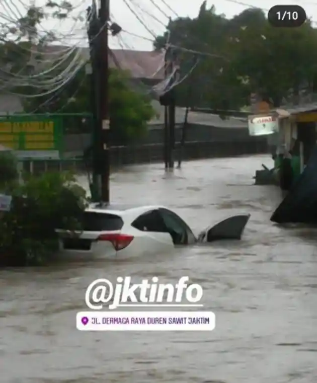 Foto - Mobil Terendam Banjir Sampai Setengah Bodi, Masih Bisa Selamat?