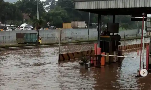 Foto - Jangan Nekat Terjang Banjir Dengan Mobil Anda!