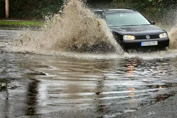 Foto - Mobil Diesel Dianggap 'Kebal' Banjir? Jangan Salah Kaprah