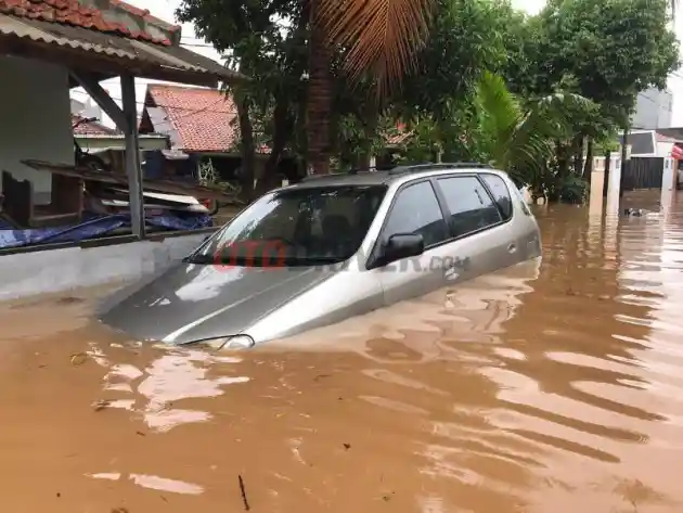 Foto - Perkiraan Harga Bersihkan Interior Mobil Akibat Terendam Banjir