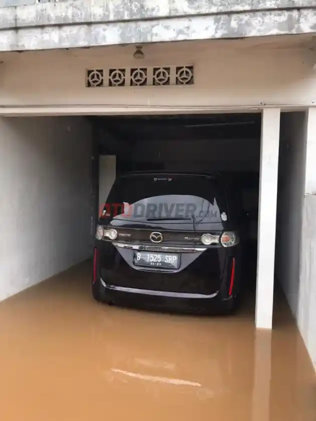 Foto - Mobil Anda Terjebak Banjir? Lakukan 5 Hal Ini