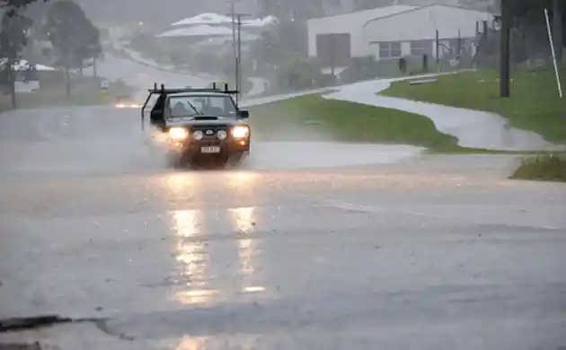 Foto - Perigatan Cuaca Ekstrem, Jangan Paksakan Mobil Menerjang Banjir