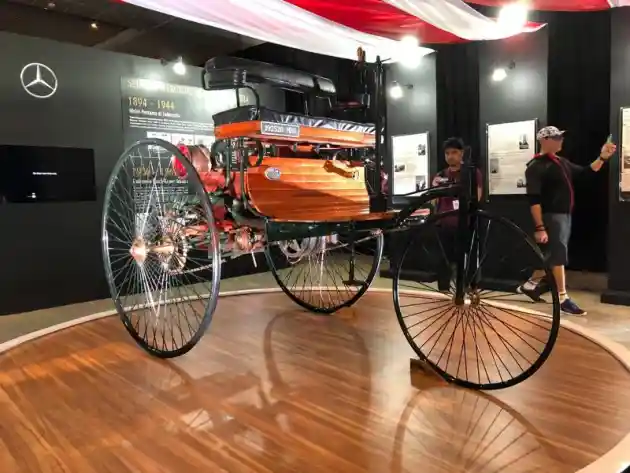 Foto - Sudah 50 Tahun di Indonesia, Mercedes-Benz Bawa Mobil Tertua di Dunia