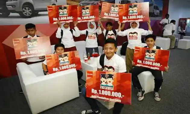 Foto - Isuzu Beri Bantuan Beasiswa Untuk Putra-putri Pengemudi dan Mekanik