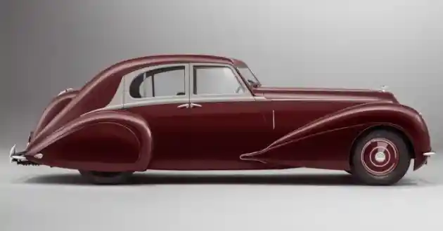 Foto - Bentley Corniche 1939, Anak Hilang yang Dilahirkan Kembali