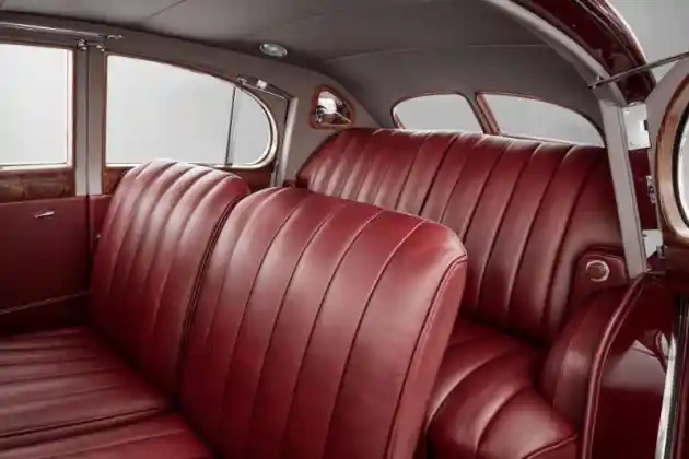 Foto - Bentley Corniche 1939, Anak Hilang yang Dilahirkan Kembali