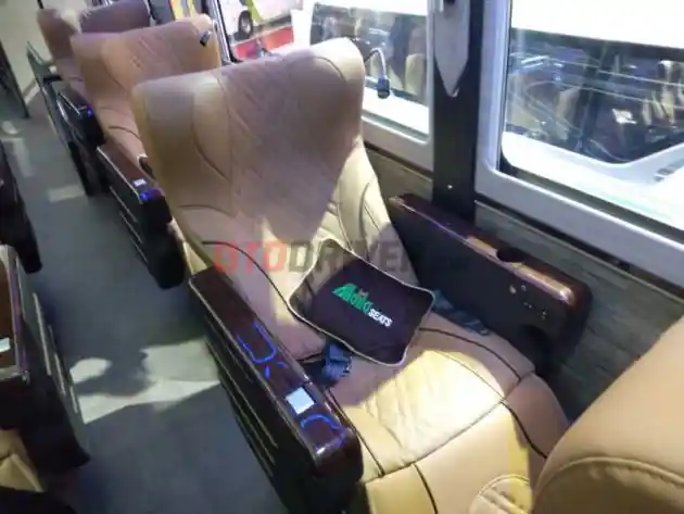 Foto - GIIAS 2019: Uniknya Bus Premium Pengangkut Super Car