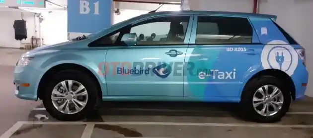 Foto - Bluebird Resmi Luncurkan Taksi Listrik Pertama di Indonesia