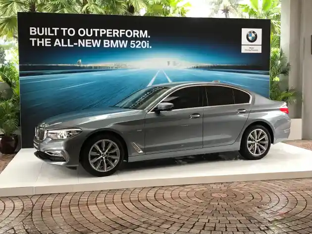 Foto - GALERI FOTO: BMW 520i Luxury Line CKD (20 Foto)