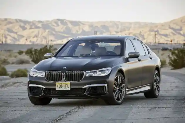 Foto - BMW Hadirkan Seri 7 Bermesin V12 Terakhir, Hanya 12 Unit