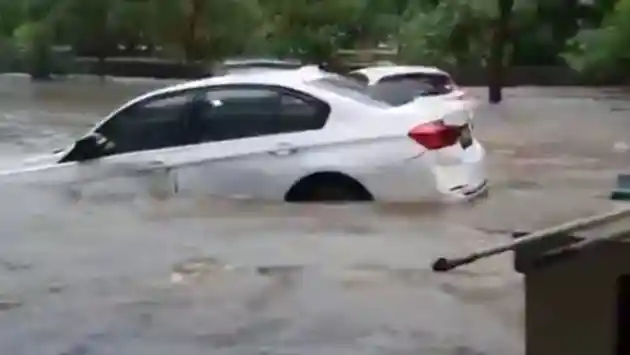 Foto - Ini Bagian yang Paling Rentan Rusak Saat Mobil Terendam Banjir