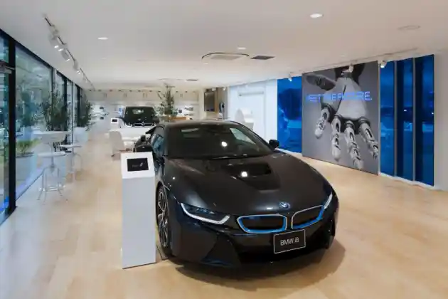 Foto - BMW Bangun Showroom Bertenaga Surya, Khusus Seri-i