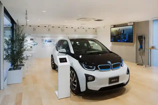 Foto - BMW Bangun Showroom Bertenaga Surya, Khusus Seri-i