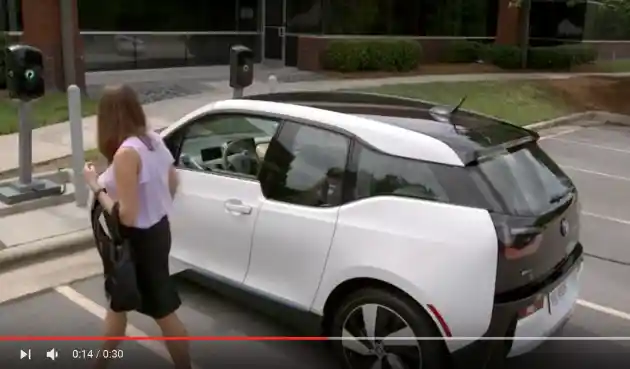 Foto - VIDEO: BMW i3 Kini Bisa Wireless Charging Mirip Smartphone