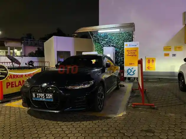 Foto - Mudik In Style 2023: BMW i4, Sedan Listrik Stylish Berperforma Buas