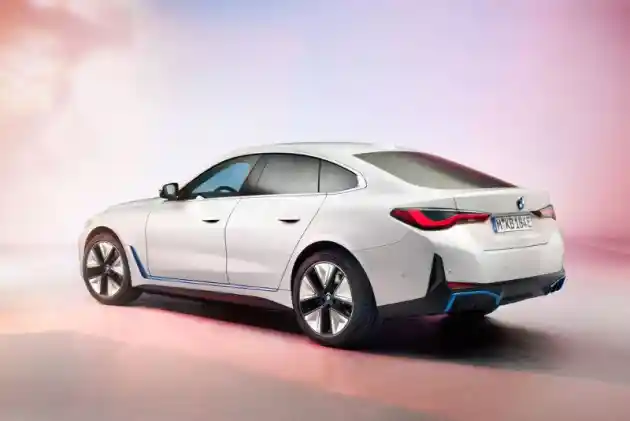 Foto - BMW Perkenalkan i4, Calon Pesaing Tesla Model 3!