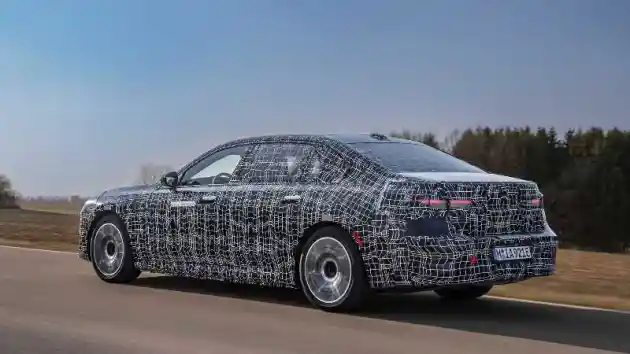 Foto - BMW i7 Akan Hadir Dengan ‘Hidung’ Menyala