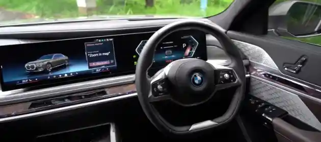 Foto - Tes Lengkap : BMW i7 Mobil Listrik Flasghip Bikin S-Class Kalah Canggih