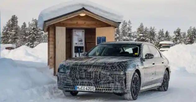 Foto - SPY SHOT: BMW i7 Calon Rival Mercedes-Benz EQS