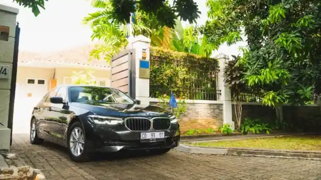 Foto - Delegasi Uni Eropa Kini Andalkan BMW 530e iPerformance Sebagai Mobil Harian