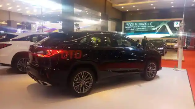 Foto - Pertarungan Lexus VS BMW di GIIAS Medan 2018