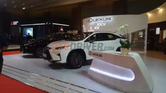 Foto - Pertarungan Lexus VS BMW di GIIAS Medan 2018