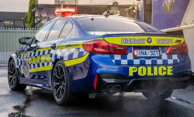 Foto - Mobil Polisi Australia Pakai Sedan BMW Bertenaga 600 DK