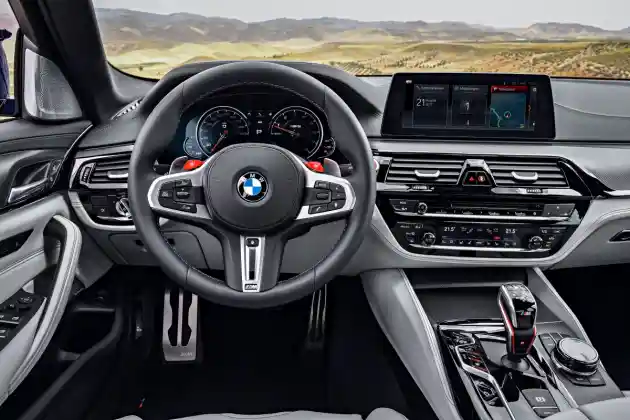 Foto - BMW M5 Generasi Terbaru Dirilis, Dibatasi 250 Km/Jam "Saja"