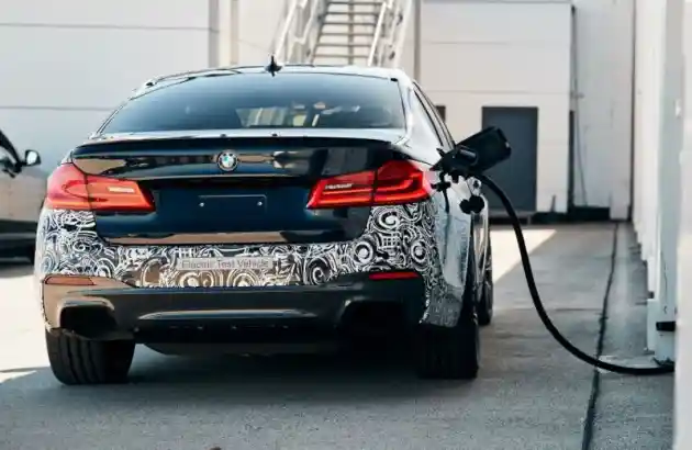 Foto - BMW Seri 7 dan Seri 5 Listrik Akan Dijual Mulai 2022