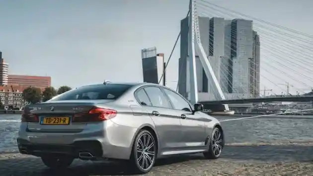 Foto - Menunggu BMW Seri-5 Dicharge, Pengguna Bisa Main Video Game