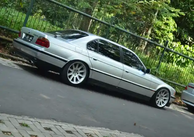 Foto - Para Pecinta BMW Seri-7 Ini Rayakan Hari Jadi yang Ke-empat di Kebun Raya