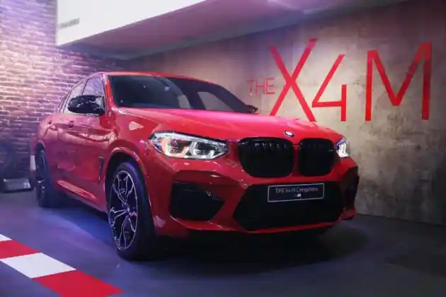 Foto - BMW X3 dan X4 M Competition Sapa Warga Surabaya