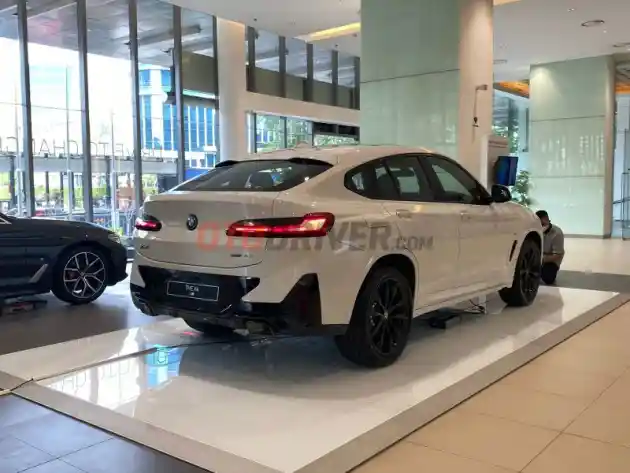 Foto - BMW X4 LCI Resmi Hadir Di Indonesia, Harga Rp 1,447 Miliar Off-The Road