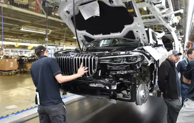 Foto - BMW Kenalkan SUV Termewahnya Dengan Cara "Aneh"