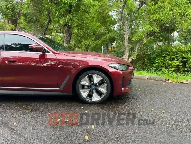 Foto - BMW i4 eDrive35 Gantikan Kiprah Varian eDrive 40, Apa Saja Bedanya?