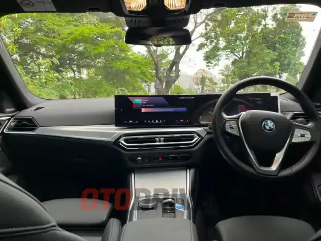 Foto - BMW i4 eDrive35 Gantikan Kiprah Varian eDrive 40, Apa Saja Bedanya?