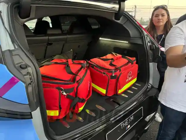 Foto - Ternyata Ada 3 Orang Penumpang Di Safety Car Moto GP Yang Satu Ini Saat Bertugas