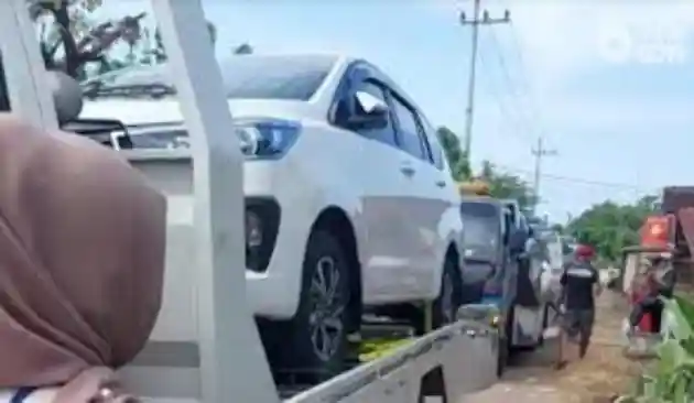 Foto - Viral Warga Borong Mobil, Dealer Toyota Jatim Akui Kebanjiran Order