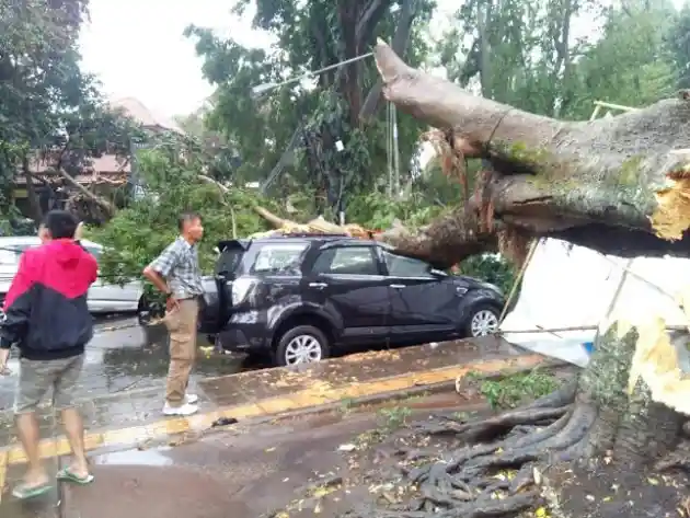 Foto - Belasan Mobil Hancur Akibat Badai di Bandung